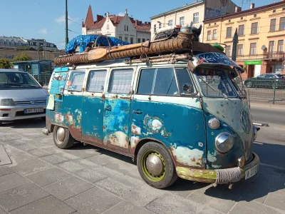 yourij - Ej, Korwin miał rację z paróweczkami, patrzcie jak kiełbaski pod halą teraz ...