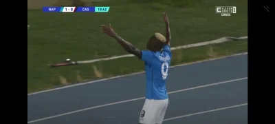 burbonek7 - Za każdym razem rozwalają mnie te chwasty przy bieżni stadionu Napoli. Wi...