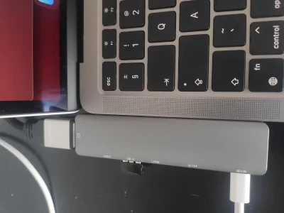 hipodrom - MacBook air M1 podłączony do huba z allegro za 100zl albo ładuje baterie a...