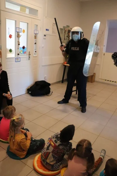 Sztopa - Kolejny sukces POLICJI. Skutecznie został spacyfikowany protest dzieci w prz...