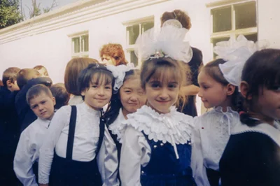 myrmekochoria - Dzieci na rozpoczęciu roku w szkole w Biesłanie, 1 września 2004 roku...