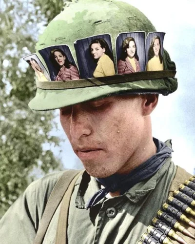 NowaStrategia - Amerykański żołnierz w hełmie ozdobionym zdjęciami swojej dziewczyny,...