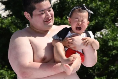 pancernapiescdzieciatka_jezus - #japonia #ciekawostki #sumo 
Im dziecko głośniej płac...