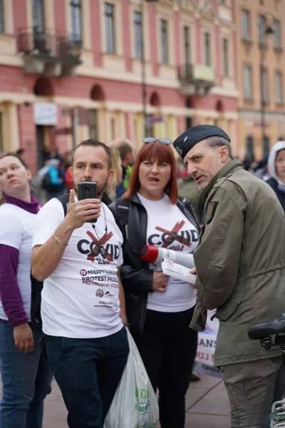 officerK - Bo kto normalny przyjdzie na protest bandy szura? ¯\\(ツ)\_/¯