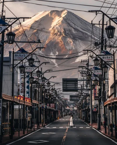 smutny_kojot - Widok na górę Fuji z ulic miasta Fujinomiya
#japonia #fotografia #swi...