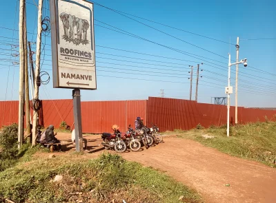 Dwadziescia_jeden - Bodabodziarze czekający na klientów.