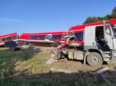 s.....3 - Sam się nie wykoleił 
Z pierwszych ustaleń wynika, że kierujący ciężarówką ...