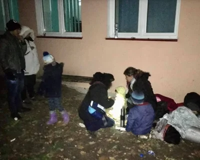 robert5502 - Grupa migrantów z czwórka małych dzieci została zatrzymana w przygranicz...