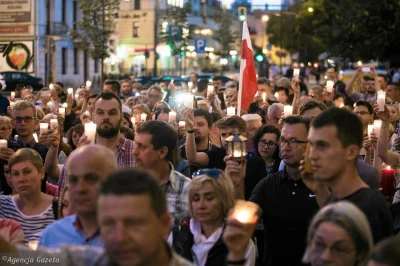 mickpl - Warszawa, jesień 2023. Protest pokrzywdzonych w zakupie mieszkań. Świeczka j...