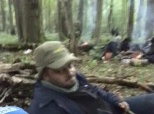 Karl_Tofel - Leżę w lesie nad granicą z 25-ma Kongijczykami białoruskie tabsy lecą 10...