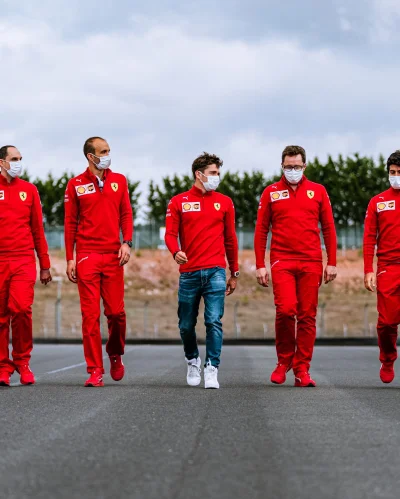 DPary - Robert w końcu w Ferrari. Zdjęcie z dzisiaj jak idzie obok Leclerca i omawiaj...