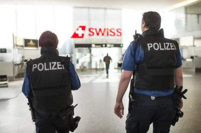 advert - Przecież w Szwajcarii mają na kamizelkach napis "polizei"a nie "police".