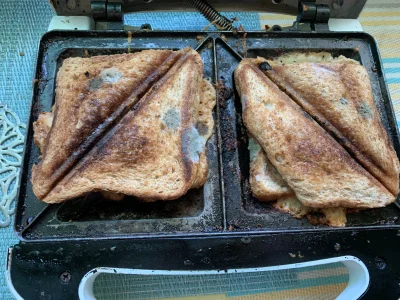 agnis20 - Chciałem sobie zrobić tosty wyjmuje toster przygotowuje tosty do podpeiczen...