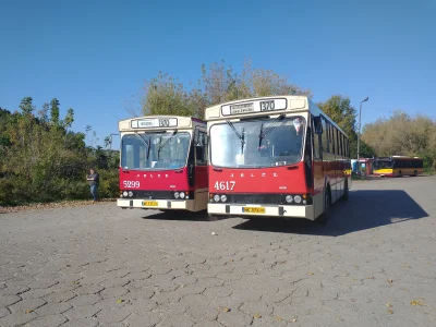 Patobus - #patobus odwiedził stolicę. Dwa piękne #autobusy i tłum #autobusyboners. Pa...