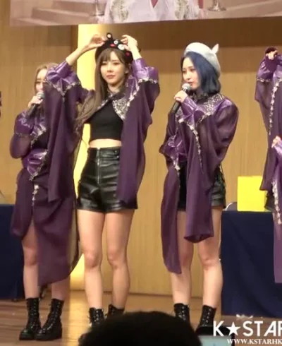 XKHYCCB2dX - #yoohyeon #siyeon #dreamcatcher 
#koreanka #gif