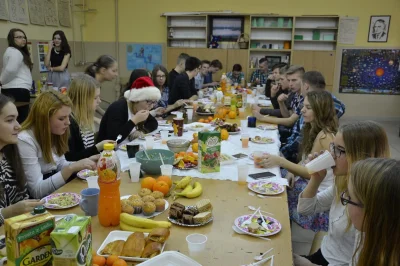 KetchupMadero - Ale bym sobie poszedł na taką wigilię klasową w podstawówce. Pił sok ...