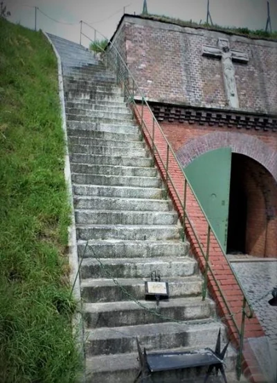 Ratelmidozer - Są tam niepozorne "schody śmierci" 

Były też „schody śmierci”. Osad...