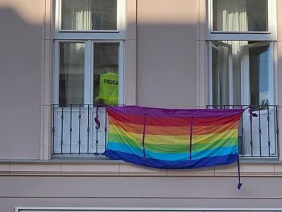 MarkUK - Jakby ktoś wywiesił tęczową flagę na balkonie to interwencja policji była by...