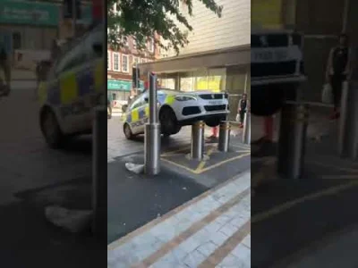 KlotzF23 - Tak to jest jak się parkuje na kopercie ( ͡° ͜ʖ ͡°) 
#uk #policja #hehesz...