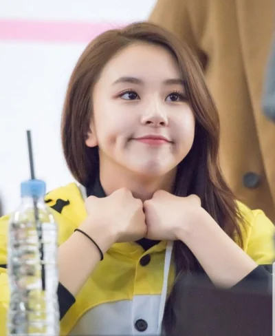 e.....u - 22 lata, a ciągle wygląda jak dziecko

#twice #chaeyoung #koreanka