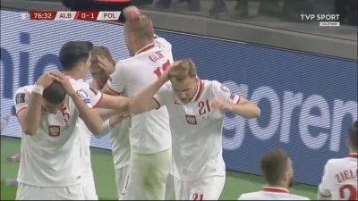 MLeko29 - Polscy piłkarze wchodząc do szatni w przerwie meczu z Albanią i widząc Paul...