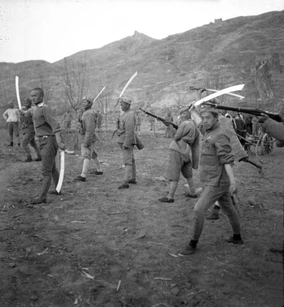 myrmekochoria - Chińscy żołnierze pozują do fotografii ze swoimi mieczami, lata 30. X...