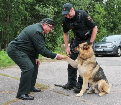 nowyjesttu - Fińska Straż Graniczna- szef strazy granicznej, pies i jego przewodnik.
...