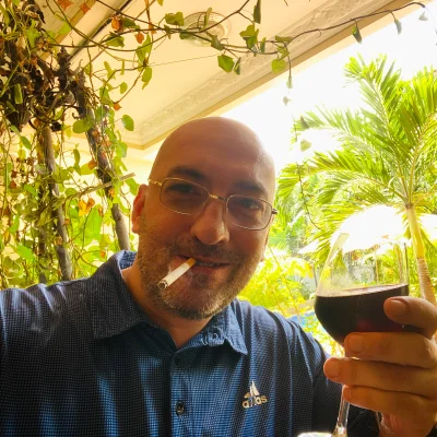 Bolanren - Adam Machaj, autor vloga RzPŚ pije wino na basenie
#raportzpanstwasrodka ...