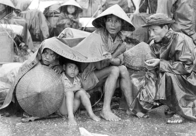 myrmekochoria - Portret rodziny południowowietnamskich uchodźców podczas bitwy o Hue,...