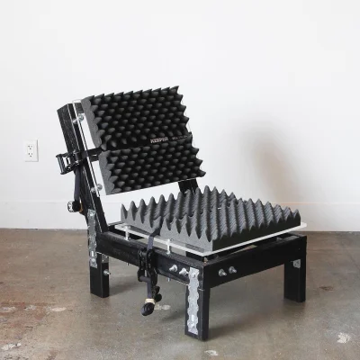 RicoElectrico - Krzesło, na którym za karę siedzą dźwiękowcy nagrywający dialogi w po...
