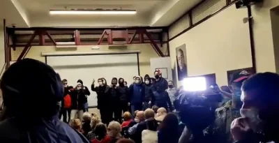 szurszur - Kilkadziesiąt zamaskowanych osób wtargneło na organizowany w Moskwie pokaz...