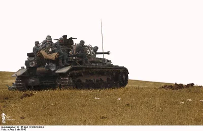 wojna - Niemieccy żołnierze 22. Dywizji Pancernej przemieszczają się na czołgu Panzer...