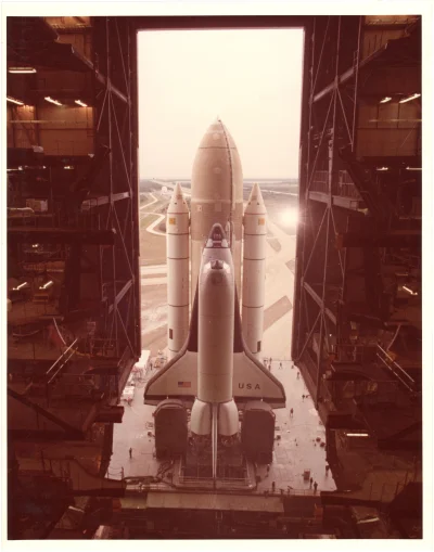 myrmekochoria - STS-1 wyprowadzany z Vehicle Assembly Building, 1981. Zbiorniki jeszc...