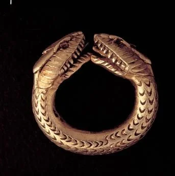 IMPERIUMROMANUM - Przepiękny rzymski pierścień z głowami węży

Przepiękny rzymski p...