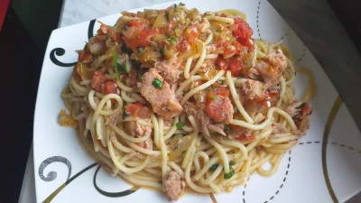 Kodak - Spaghetti z tuńczykiem z pomidorami czosnkiem i cebulą.
#gotujzwykopem