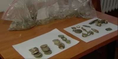 sropo - Blisko tysiąc srebrnych monet z przełomu XIX i XX wieku, wraz z biżuterią, ze...