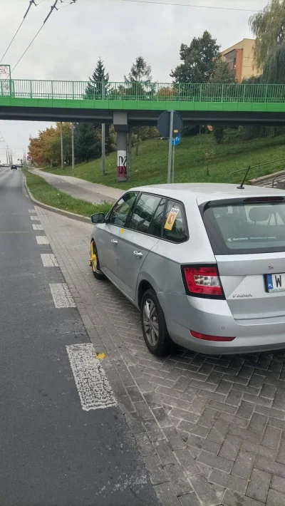 dudi-dudi - Polska w pigułce. Ktoś porzucił auto na zatoce przystankowej, więc służby...