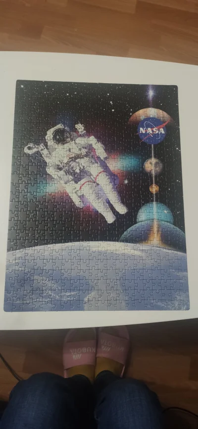 dorotka-wu - Ależ fruwa ułożony kosmonauta kartonowy :D

#puzzle #ukladajzwykopem #ko...