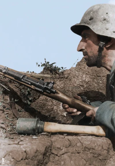 wojna - Niemiecki żołnierz w okopie na froncie wschodnim.

14 października 1943r.
...