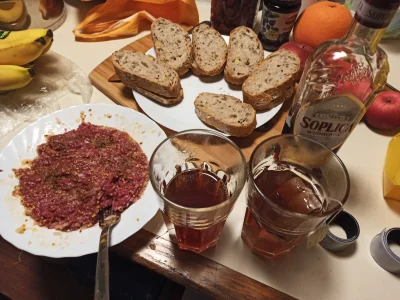 diway - Taki wieczorek sąsiadów. Tatarek, herbatka z wiśnia. 

#foodporn #gotujzwykop...