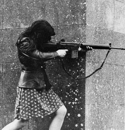 nowyjesttu - Irlandia Północna, 1970r. Kobieta z IRA podczas walki z brytyjskim wojsk...