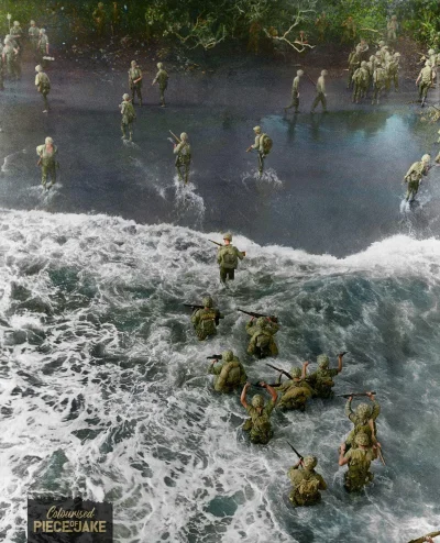 wojna - Marines opuszczają okręt desantowy LST, by zająć plażę na przylądku Glouceste...