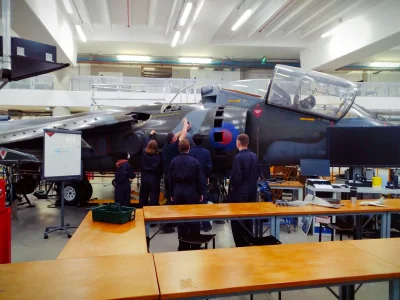 Ag90 - Lab day studentów Aviation Management w Coventry University. Na zdjęciu samolo...