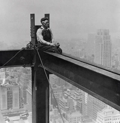 myrmekochoria - Lewis Hine, Robotnik odpoczywający podczas budowy Empire State Buldin...