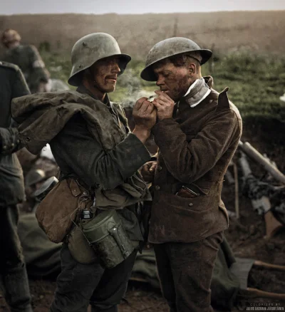 wojna - Brytyjski żołnierz i niemiecki jeniec dzielą się papierosem w punkcie opatrun...