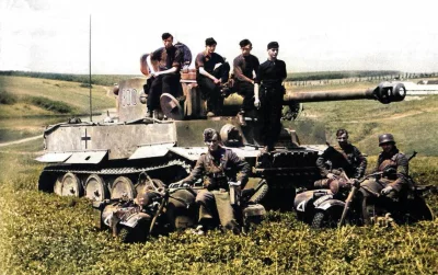 wojna - Gońcy motocyklowi wraz z załogą niemieckiego czołgu Panzer VI Ausf. H1 "Tiger...