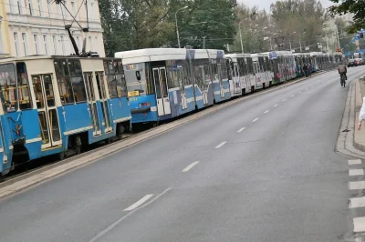 FlussDerDemokratie - @PABLO__ESCOBAR: Wrocław jest Eko, więc tramwajami wywożą.