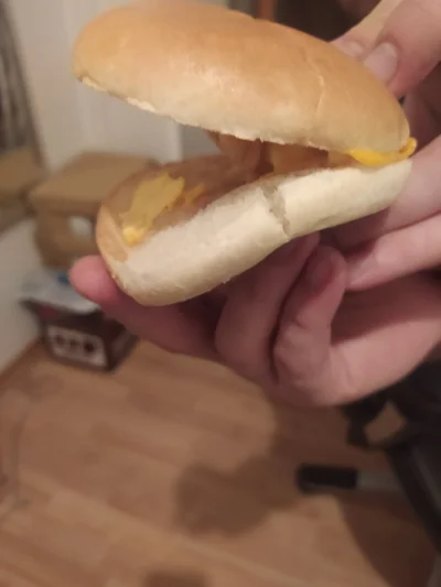 brudne_skarpety - Cheeseburger z KFC prawie pusty, sama bułka, 1 plasterek ogórka i t...