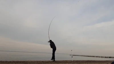 galas771 - Rzut surfcastingowy na odległość 130m ;) 

#wedkarstwo #hobby #surfcasting