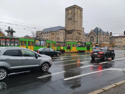 Polegeist - Poznań próbuje imitować Wrocław. Jazda bokiem tramwajem. 2021 koloryzowan...